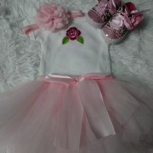 New born tutu set w/onesie, shoes and headband